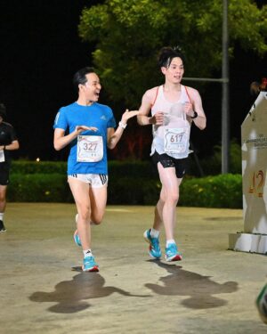 Copter Panuwat Kerdthongtavee Instagram - My first race of this year

10K
TIME 54:36
PACE 5:28
PB!

ครั้งนี้จบแบบไม่เจ็บเลย สนามนี้ไม่ง่ายอย่างที่คิด ด้วยความที่มี 4 สะพาน 🥹 แต่สนามที่แล้วมีประสบการณ์กับสะพานมาแล้ว ก็เลยเตรียมตัวมาประมาณนึง แถมอากาศร้อน!! ร้อนกว่าที่คิดพอสมควร แต่ก็ผ่านมาได้ ด้วยเทคนิคและการลาก จากพี่ @earth_oscar #Fullturnmarathon แรกๆ ก็วิ่งเพื่อสุขภาพ เข้าสองกิโลสุดท้ายคือ วิ่งเพื่อกายภาพละ 🤣 สับ PACE 5:00 แบบมันส์สุดๆ ขอบคุณด้วยฮะะ

โดยรวมถือว่าตัวเองพัฒนาขึ้นเยอะจากจุดเริ่มต้น จากที่ผ่านมาสองสนามไม่เคยเข้า SUB 1 แต่ด้วยเป้าหมายที่ตั้งไว้แต่ต้น ก็เลยพยายามซ้อมมาตลอด มีหยุดเนื่องด้วยการเจ็บข้างเข่าของตัวเองบ้างแต่ก็พยายามรักษา พยายามซ้อม เท่าที่เราจะไม่บาดเจ็บจนเป็นผลลัพธ์ในวันนี้ 🏃🏻🎉

เอาจริงสนุกมากนะ ตื่นตั้งแต่ตี 1:50 ขับรถลุยจากราชพฤกษ์ไปถึงลาดกระบัง ขาไปก็ขับรถเพลินๆ ขับขากลับตะคริวแทบกิน 🤣 แต่แฮปปี้มากมีความสุขมากก

#SPO42K
#SIAMPREMIUMOUTLETBANGKOK42K
#RUNNING