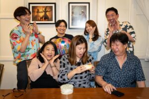Copter Panuwat Kerdthongtavee Instagram - HAPPY FAMILY TIMES! 🎉🎊🎂🤍

ปล.เธอจ้องจะกินเค้กเนเน่อย่างเดียวไม่ได้นะพี่สาว