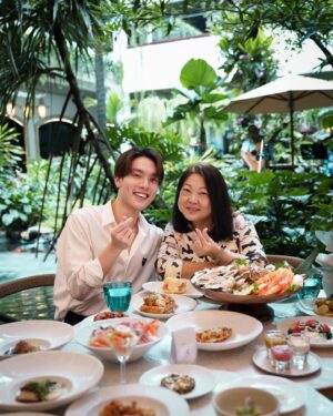 Copter Panuwat Kerdthongtavee Instagram - Celebrate Mother’s Day with a delightful Sunday brunch🥂🩵 at @anantarasiambangkok

ร่วมฉลองวันแม่ปีนี้ไปกับ Sunday Brunch International & Seafood Premium Buffet ที่โรงแรมอนันตราสยาม กรุงเทพฯ เต็มอิ่มไปด้วยอาหารหลากหลายให้ทุกคนในครอบครัวได้อิ่มอร่อยไปด้วยกัน 

✨พิเศษ! คุณแม่รับประทานฟรี (เมื่อจ่ายร่วมกับผู้ใหญ่ 2 ท่าน/โต๊ะ) และรับต้นมะลิเป็นของที่ระลึก เฉพาะวันที่ 11 สิงหาคมนี้ตั้งแต่เวลาเที่ยง - 15.30 น. เท่านั้น

🔖ราคาแพคเกจเริ่มต้นที่ 2,700 บาท  
📞 สอบถามรายละเอียดเพิ่มเติม หรือสำรองโต๊ะล่วงหน้าได้ที่โทร. 02-126-8866

#AnantaraSiam #AnantaraHotels #SundayBrunch