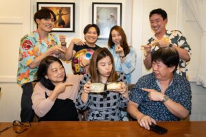 Copter Panuwat Kerdthongtavee Instagram - HAPPY FAMILY TIMES! 🎉🎊🎂🤍

ปล.เธอจ้องจะกินเค้กเนเน่อย่างเดียวไม่ได้นะพี่สาว