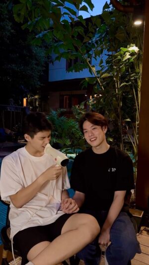 Copter Panuwat Kerdthongtavee Instagram - อยู่ให้ตั้งใจรักแบบนี้ไปนาน ๆ เลยนะจ้ะ💙

#รักนานๆ 
#พัดvorapat 
#DomeJaruwat
#โดมจารุวัฒน์ 
#JEEP