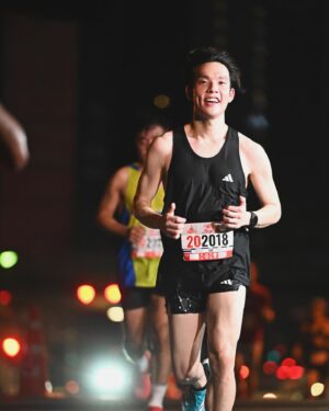 Copter Panuwat Kerdthongtavee Instagram - My hair was flying to New PB!!
“SWU RUN TOGETHER 2024” 🤍♥️

10K
TIME 52:54
PACE 5:18

ถือโอกาศดีๆ มศว ครบรอบ 75 ปี เด็กรหัส 58 ขอกลับมาเยี่ยมบ้านสักหน่อย หลังจากไม่ได้มีโอกาสมาแถวๆ นี้เลย ดีเทลที่มหาลัยเปลี่ยนไปบ้างเล็กน้อย แต่ก็ชวนให้นึกถึงสมัยที่ยังเรียนอยู่ ♥️

สนามนี้ ตั้งใจมาเก็บ PB นี่แหล่ะ จริงๆ อยากวิ่งให้ได้เร็วกว่านี้อีกนิด แต่ติดที่อากาศ!! สภาพเหมือนซ้อมตกนรกมาก ร้อนอบอ้าวชนิดที่ไม่มีลมปะทะตัวเลย วิ่งคว้าน้ำเย็นทุกจุดรับน้ำมาราดตัวรัวๆ แล้วที่ขำคือตลอดระยะทางการวิ่งของตัวเองไม่รู้ตัวเลยว่ารองเท้ากัด!! 

มารู้ตัวอีกทีคือหลังจากเข้าเส้นชัยไปเปลี่ยนรองเท้า ป๊าดดด แสบแท้ ทะลุถุงเท้า 55555 (เป็นเหตุการณ์ที่ไม่เคยเกิดขึ้นกับรองเท้าคู่นี้เลยน่าจะรัดเชือกแน่นไปหน่อย 🥲)

แต่โดยรวมคือสนุกมากๆฮะ แถมได้กลับมาเยี่ยมบ้าน มศว ด้วย ฟินๆ ครับ

#SWURUNTOGETHER2024 #SWU #ทีมมศว #มศว 
#run #running #10k #minimarathon #marathon