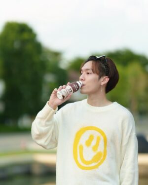Copter Panuwat Kerdthongtavee Instagram - Brighten up your sunshine day with “Sunshine Dairy” ☀️🌅⛅️

ด้วยความที่พักหลัง พอผมเริ่มดูแลร่างกายด้วยการออกกำลังกายมากขึ้น แต่ยังไงก็ตาม อุปนิสัยการกินของเราก็มีส่วนต่อลักษณะทางกายภาพเช่นกัน แล้วมันจะดีกว่าไหม ถ้าเราสามารถเลือกดื่มสิ่งที่ดีและมาพร้อมความอร่อยด้วยย 🫶🏻

ใช่ครับผมกำลังพูดถึง
“Sunshine Dairy High Protein , Better Protein Milk”

ด้วยความดื่มง่ายเนื้อไม่หนัก แถมมาในสองรสชาติโปรดที่ผมชื่นชอบอย่าง ”ช็อกโกแลต และบัตเตอร์สก็อตช์“ ที่หอมหวานโดยไม่เติมน้ำตาลทราย และ ปราศจากน้ำตาลแลคโตส แถมยังมีโปรตีนสูงกว่า 30 กรัม ขึ้นแท่น อันดับ 1 นมแลคโตสฟรีที่มีโปรตีนสูงงง

นี่แหล่ะคือนิยามของ นมแลคโตสฟรี โปรตีนสูง ที่!!

”หุ่นเฟิร์มกว่า สบายท้องกว่า สุขภาพดีกว่า ดื่มง่ายกว่า“

วางจำหน่ายแล้ว ที่ 7-11 และซุปเปอร์มาร์เก็ตในห้างสรรพสินค้าชั้นนำทั่วไป ในราคาเพียง 49 บาท!! 

#SunshineDairyHighProtein #SunshineDairyBetterProteinMilk #นมซันชายน์แลคโตสฟรีโปรตีนสูง