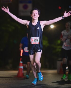 Copter Panuwat Kerdthongtavee Instagram - My hair was flying to New PB!!
“SWU RUN TOGETHER 2024” 🤍♥️

10K
TIME 52:54
PACE 5:18

ถือโอกาศดีๆ มศว ครบรอบ 75 ปี เด็กรหัส 58 ขอกลับมาเยี่ยมบ้านสักหน่อย หลังจากไม่ได้มีโอกาสมาแถวๆ นี้เลย ดีเทลที่มหาลัยเปลี่ยนไปบ้างเล็กน้อย แต่ก็ชวนให้นึกถึงสมัยที่ยังเรียนอยู่ ♥️

สนามนี้ ตั้งใจมาเก็บ PB นี่แหล่ะ จริงๆ อยากวิ่งให้ได้เร็วกว่านี้อีกนิด แต่ติดที่อากาศ!! สภาพเหมือนซ้อมตกนรกมาก ร้อนอบอ้าวชนิดที่ไม่มีลมปะทะตัวเลย วิ่งคว้าน้ำเย็นทุกจุดรับน้ำมาราดตัวรัวๆ แล้วที่ขำคือตลอดระยะทางการวิ่งของตัวเองไม่รู้ตัวเลยว่ารองเท้ากัด!! 

มารู้ตัวอีกทีคือหลังจากเข้าเส้นชัยไปเปลี่ยนรองเท้า ป๊าดดด แสบแท้ ทะลุถุงเท้า 55555 (เป็นเหตุการณ์ที่ไม่เคยเกิดขึ้นกับรองเท้าคู่นี้เลยน่าจะรัดเชือกแน่นไปหน่อย 🥲)

แต่โดยรวมคือสนุกมากๆฮะ แถมได้กลับมาเยี่ยมบ้าน มศว ด้วย ฟินๆ ครับ

#SWURUNTOGETHER2024 #SWU #ทีมมศว #มศว 
#run #running #10k #minimarathon #marathon