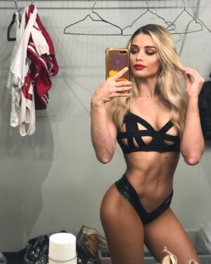 Coral González Instagram - Bye bye october!! 🍁🍂😎🌍
Este mes ha sido muy caótico y estando en 3 países diferentes 🌍😅 Las Vegas 🇺🇸 , España 🇪🇸 y ahora Alemania 🇩🇪👀
◾️del 1 al 5 son fotos y videos del show en el que he estado hasta hace unas semanas por casi 2 años @rouge.vegas la verdad tenía que cambiar ya porque sentía que estaba en un lugar muy conformista en ese espectáculo haciendo todos los dias lo mismo , y sentía que avanzar ahí iba a ser imposible… hay trabajos que no dan para más.. y uno esta en constante cambio 
◾️ video 5 es irónico que tuviera ese sólo ya que siempre me he sentido fuera de lugar y diferente a los demás en el colegio, en la escuela de danza y hasta en trabajos asi que interpretar que soy un cisne negro y que estoy a otra fue increíble para mi corazoncito ❤️ más que el simple echo de bailar ballet . 

🔳6 Me colgué del pelo!! 👱🏼‍♀️🧚✌🏽siempre quise probar y me encanta hacer cosas nuevas me sentí increíble consiguiéndolo a la primera.
🔳 7 probando primeras veces colgarme del tobillo , muy frustrante ver que hay cosas que llevan su tiempo y soy muy impaciente y me frustra 🥺💪🏽
🔳 8 En España 🇪🇸 y en vez de descansar me puse a hacer por primeras veces patines 🛼✌🏽😅 también se puede ver que lo quiero dar todo a la primera pero todo es tiempo al tiempo)
🔳 9 Como consecuencia de los patines al empezar y de la velocidad se me rebetaron las venas de los ojos 👀 🩸 es normal cuándo empiezas ) como todo ; Todo duele quema y te revienta así es esta profesión 
🔳 10 Mi primer día En Alemania !!! 🇩🇪 en lo que va ser mi nuevo país por el que trabajaré en un espectáculo los próximos meses

La verdad nadie dijo que fuera fácil pero me siento feliz , llena y agradecida de todo lo que ha sido para mí todos estos meses de trabajo antes de regresar a Europa de nuevo .