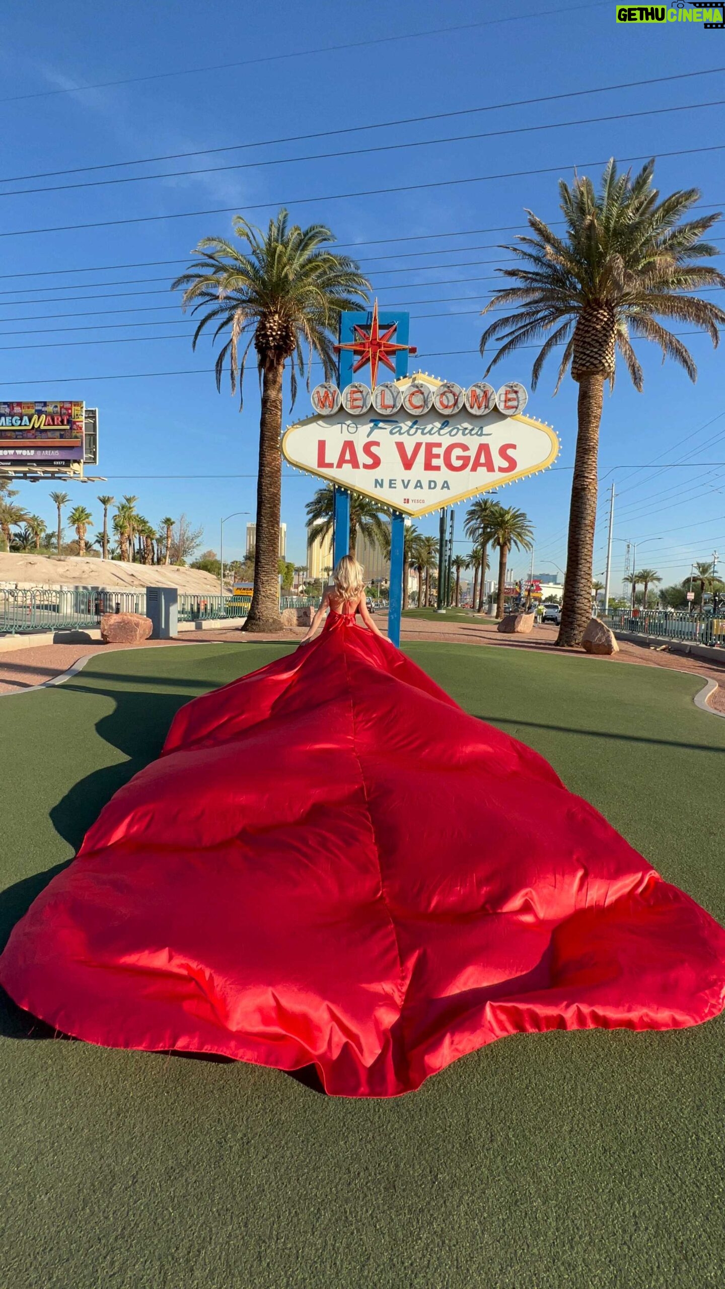 Coral González - 3K Likes - Welcome to fabulous Las Vegas 🔥❤️🇺🇸!
Ya más de seis meses aquí en esta increíble ciudad , la ciudad perfecta para el mundo del espectáculo; Nunca me imaginé venir aquí a vivir aquí sola , y a probar suerte.🍀
Y aqui estoy hasta cumpliendo mis 27 años a parte de metas 💪🏽🙏🏼🙏🏼 , para los que me preguntáis porque me he venido aquí; En España 🇪🇸 después de la pandemia había poco trabajo, todos mis contratos eran Todo afuera , Israel , Alemania , italia .. y Ahora aquí 🇺🇸 🤩 y bueno para los artistas es bastante dificil tener una estabilidad de trabajo, y aquí me dieron la oportunidad de trabajar en un gran show!! Y venirme a vivir y aquí estamos. En
@rouge.vegas cosa que me parecía increíble 🤩🥳 y decidí cruzar el charco, y empezar a actuar en estos escenarios . Pero también me daba miedo esta ciudad o te hace o te rompe, pero me ha echo más que nunca y esto solo acaba de comenzar... ❤️💪🏽