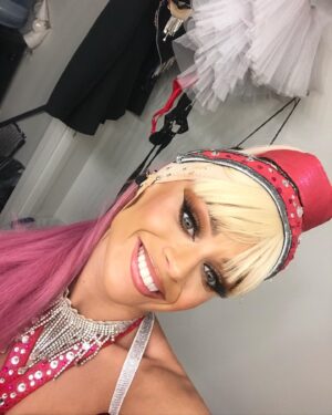 Coral González Instagram - Sueño desbloqueado!! 🥹🇺🇸 trabajando en un espectáculo en las Vegas haciendo más de 600 funciones!! Y viviendo por casi dos años!!
Saliendo en pantallas , autobuses , tv 📺 y mucho más. Fue un choque verme ahí cada vez que iba a trabajar !!! en la ciudad perfecta de los mejores espectáculos..
Ahora toca decir adiós a este espectáculo @rouge.vegas !
porque hay otras oportunidades que están a la vuelta de la esquina. 😎🫶 
Vamos a por la siguiente aventura y a por nuevos retos !!
 EEuu 🇺🇸 see you soon! 🫢
