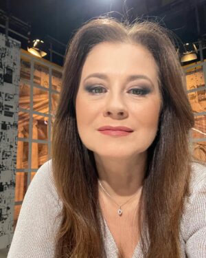 Corina Dănilă Instagram - Avem pregătit pentru dumneavoastră Jurnalul Cultural, în direct, de la ora 21:00, la TVR Cultural. 😘 
#jurnalulcultural #television
