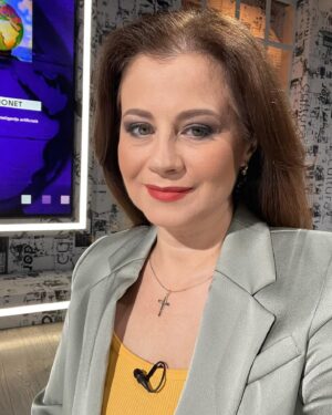 Corina Dănilă Instagram - După o zi de filmări pentru emisiunea “CE FACEM ÎN WEEKEND❓” am venit în platoul Jurnalului Cultural pentru a vă aduce subiecte foarte diverse, tot din sfera culturală! De la 21:00! 🥰
#jurnalulcultural