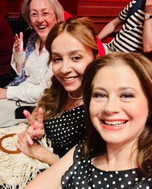 Corina Dănilă Instagram - Azi.. ❣️
30 de ani de la absolvirea facultății, la @unatc_ilcaragiale 
Un șuvoi de emoții și amintiri! 
Bucuria revederii cu colegii și profesorii!
Goluri în suflet și gând pios pentru cei plecați dintre noi, profesori și colegi..
#actorslife #memories