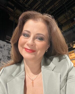 Corina Dănilă Instagram - După o zi de filmări pentru emisiunea “CE FACEM ÎN WEEKEND❓” am venit în platoul Jurnalului Cultural pentru a vă aduce subiecte foarte diverse, tot din sfera culturală! De la 21:00! 🥰
#jurnalulcultural