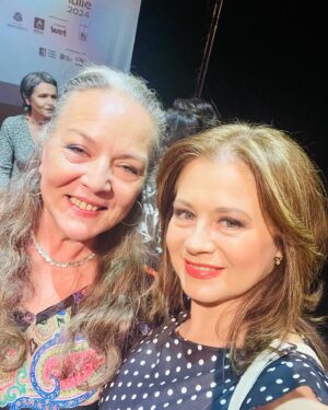 Corina Dănilă Instagram - Azi.. ❣️
30 de ani de la absolvirea facultății, la @unatc_ilcaragiale 
Un șuvoi de emoții și amintiri! 
Bucuria revederii cu colegii și profesorii!
Goluri în suflet și gând pios pentru cei plecați dintre noi, profesori și colegi..
#actorslife #memories
