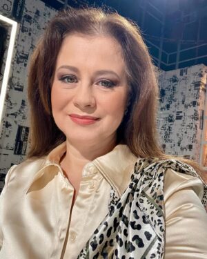 Corina Dănilă Instagram - Din nou, la masa Jurnalului Cultural, pentru dumneavoastră! De la ora 21:00, la TVR Cultural. 🤗
#jurnalulcultural #television