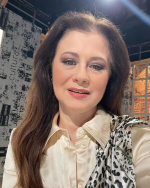 Corina Dănilă Instagram - Din nou, la masa Jurnalului Cultural, pentru dumneavoastră! De la ora 21:00, la TVR Cultural. 🤗
#jurnalulcultural #television