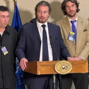 Cristián Contreras Radovic Instagram - 📢 RECHAZAMOS LA NUEVA LEY DE PARTIDOS POLÍTICOS‼️
🇨🇱 La nueva ley en tramitación en el Congreso de Chile es antidemocrática, consolida un duopolio dictatorial de derechas e izquierdas, busca acabar con todos los partidos pequeños y canalizar los recursos económicos de todos los chilenos únicamente a las élites de derechas e izquierdas. La rechazamos.

@fc.valparaiso @fuerzadecentrochile @fuerzadecentroaraucania @fuerzadecentro @fuerzadecentrocoquimbo 

DESARROLLEMOS A #CHILE 🇨🇱
✅️⚖️ Súmante a #FuerzaDeCentro 🏹 Inscríbete aquí 🇨🇱👉 
https://partidos.servel.cl/afiliacion

#Cristian #CristianContrerasRadovic
#equilibrio #libertad #sintesis #DrFile #DocFiles
