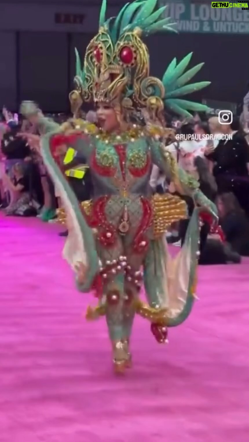 Cristian Peralta - 2.9K Likes - Nuestra reina @cristianperaltatranformista entrando a @rupaulsdragcon 😍🇲🇽🏳️🌈