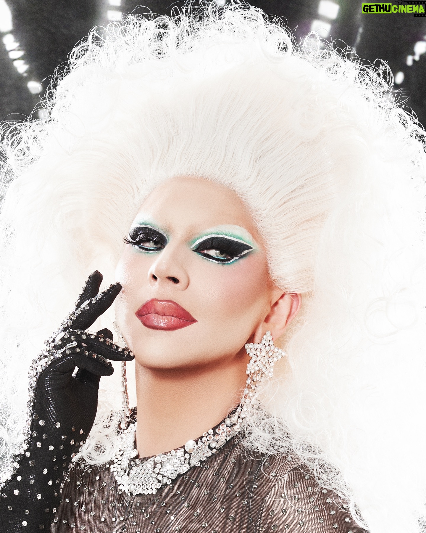 Cristian Peralta - 2.9K Likes - Nunca subestimes el poder de una Drag Queen! Y menos si es tú Reina! 🌈🌈🌈🌈 Fotografía @rubendeleonhdz Makeup @davidromancaracterizacion Peluca @evelinecarmin ❤️❤️❤️❤️❤️❤️❤️❤️ @cristianperaltatranformista @dragracemexico #cristianperaltatransformista #cristianperalta #dragqueen #dragcon
