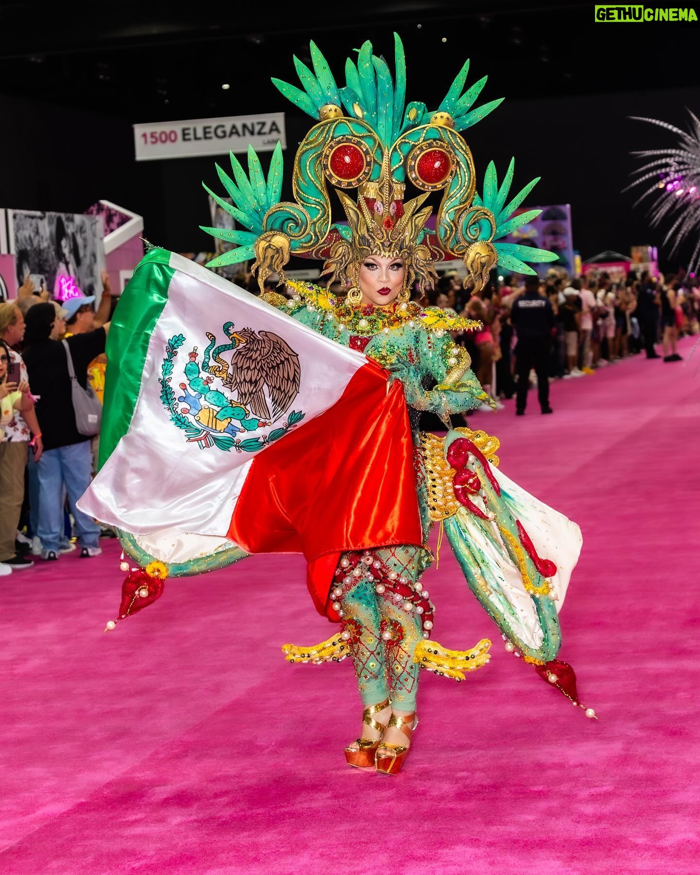 Cristian Peralta - 9.9K Likes - México is in da House 🇲🇽.
La ganadora de ‘Drag Race México’ primera temporada
@cristianperaltatranformista haciendo historia y presentando grandes looks en la @rupaulsdragcon 2024.
.
.
.
.
.
.
.
.
.
.
.
.
.
.
.
.
.
.
.
#dragcon #drag #dragqueen #rupaul #rupauldragrace #rupauldragcon #mexico #vivamexico #moda #fashion #redcarpet #dragracemexico #dragraceméxico #dragracemexico1 #wowplus #lgbtpride #lgbt #cristianperalta #proudmexican #mexicolindo #mexicolindoyquerido #modafashion #dragqueens #dragmakeup #dragshow #coloresdemexico #mexicomagico #rupaulsdragcon #dragmexicano #tricolor