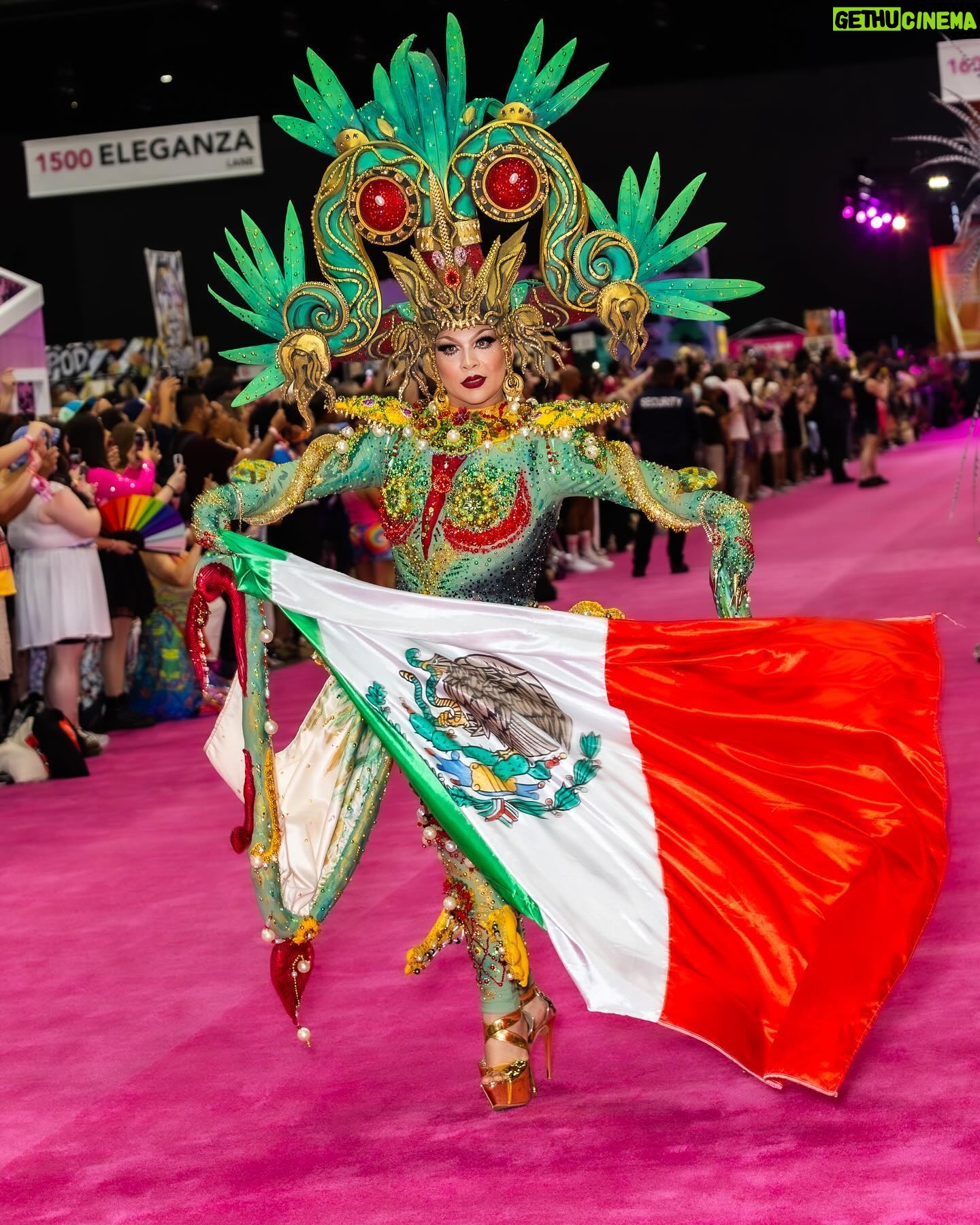 Cristian Peralta - 9.9K Likes - México is in da House 🇲🇽.
La ganadora de ‘Drag Race México’ primera temporada
@cristianperaltatranformista haciendo historia y presentando grandes looks en la @rupaulsdragcon 2024.
.
.
.
.
.
.
.
.
.
.
.
.
.
.
.
.
.
.
.
#dragcon #drag #dragqueen #rupaul #rupauldragrace #rupauldragcon #mexico #vivamexico #moda #fashion #redcarpet #dragracemexico #dragraceméxico #dragracemexico1 #wowplus #lgbtpride #lgbt #cristianperalta #proudmexican #mexicolindo #mexicolindoyquerido #modafashion #dragqueens #dragmakeup #dragshow #coloresdemexico #mexicomagico #rupaulsdragcon #dragmexicano #tricolor