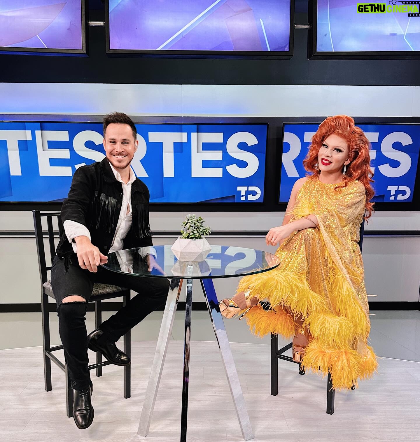 Cristian Peralta - 1.6K Likes - Hablamos del arte drag con el Máximo de México @cristianperaltatranformista 👑🏳️🌈🙂↔️, para visibilizar en la población las variantes de identidad de género y formas de expresión en quienes desempeñan este asombroso trabajo desde hace más de un siglo.
Eres un encanto, Cris por eso portas esa corona y el mote de “Padre de Familia”🫰🏻 gracias por acompañarnos en @telediariogdl #Canal6 #MultimediosTV 📺📡
#CristianPeralta #DragRaceMéxico #DragRace #DragQueen #DragQueens #DragQueensOfInstagram