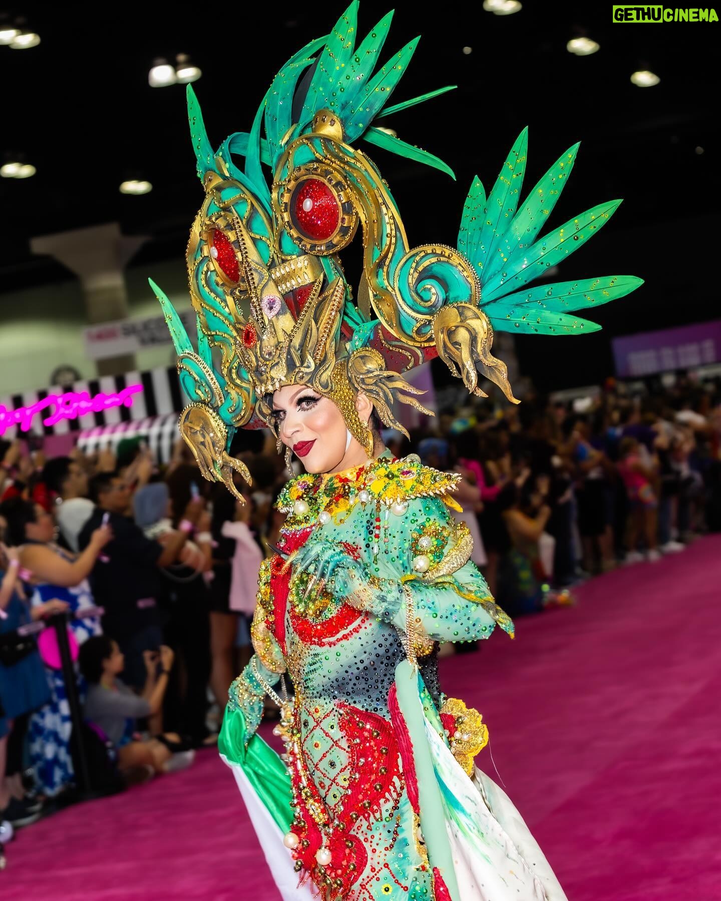 Cristian Peralta - 9.9K Likes - México is in da House 🇲🇽.
La ganadora de ‘Drag Race México’ primera temporada
@cristianperaltatranformista haciendo historia y presentando grandes looks en la @rupaulsdragcon 2024.
.
.
.
.
.
.
.
.
.
.
.
.
.
.
.
.
.
.
.
#dragcon #drag #dragqueen #rupaul #rupauldragrace #rupauldragcon #mexico #vivamexico #moda #fashion #redcarpet #dragracemexico #dragraceméxico #dragracemexico1 #wowplus #lgbtpride #lgbt #cristianperalta #proudmexican #mexicolindo #mexicolindoyquerido #modafashion #dragqueens #dragmakeup #dragshow #coloresdemexico #mexicomagico #rupaulsdragcon #dragmexicano #tricolor