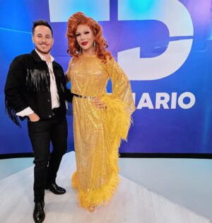Cristian Peralta Instagram - Hablamos del arte drag con el Máximo de México @cristianperaltatranformista 👑🏳️‍🌈🙂‍↔️, para visibilizar en la población las variantes de identidad de género y formas de expresión en quienes desempeñan este asombroso trabajo desde hace más de un siglo. 

Eres un encanto, Cris por eso portas esa corona y el mote de “Padre de Familia”🫰🏻 gracias por acompañarnos en @telediariogdl #Canal6 #MultimediosTV 📺📡

#CristianPeralta #DragRaceMéxico #DragRace #DragQueen #DragQueens #DragQueensOfInstagram