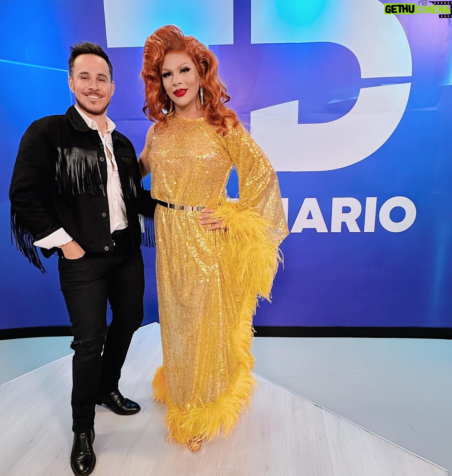 Cristian Peralta - 1.6K Likes - Hablamos del arte drag con el Máximo de México @cristianperaltatranformista 👑🏳️🌈🙂↔️, para visibilizar en la población las variantes de identidad de género y formas de expresión en quienes desempeñan este asombroso trabajo desde hace más de un siglo.
Eres un encanto, Cris por eso portas esa corona y el mote de “Padre de Familia”🫰🏻 gracias por acompañarnos en @telediariogdl #Canal6 #MultimediosTV 📺📡
#CristianPeralta #DragRaceMéxico #DragRace #DragQueen #DragQueens #DragQueensOfInstagram