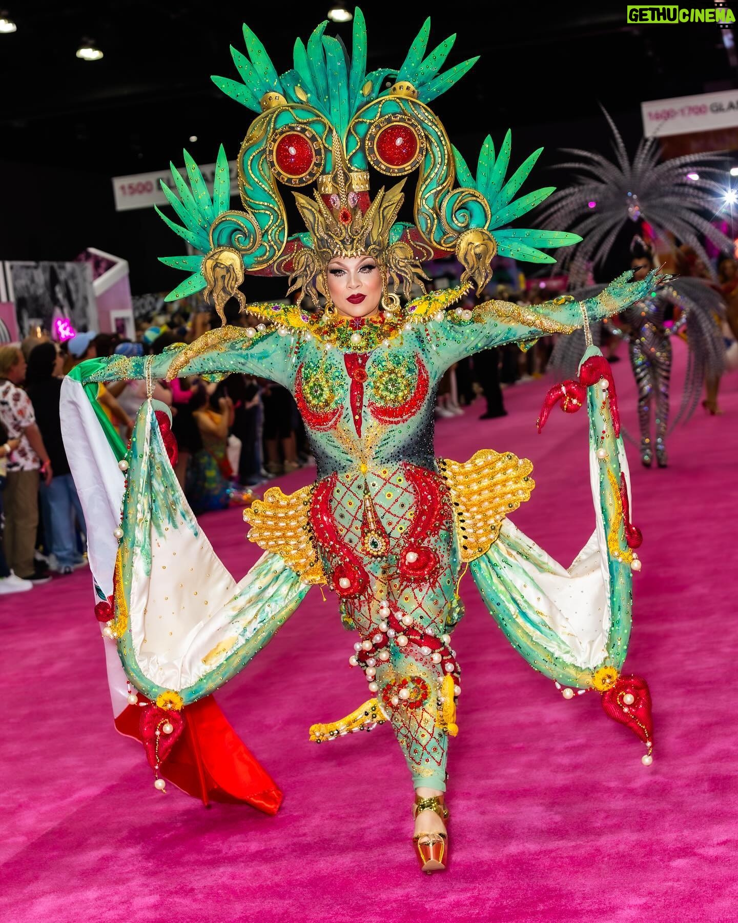Cristian Peralta - 9.9K Likes - México is in da House 🇲🇽.
La ganadora de ‘Drag Race México’ primera temporada
@cristianperaltatranformista haciendo historia y presentando grandes looks en la @rupaulsdragcon 2024.
.
.
.
.
.
.
.
.
.
.
.
.
.
.
.
.
.
.
.
#dragcon #drag #dragqueen #rupaul #rupauldragrace #rupauldragcon #mexico #vivamexico #moda #fashion #redcarpet #dragracemexico #dragraceméxico #dragracemexico1 #wowplus #lgbtpride #lgbt #cristianperalta #proudmexican #mexicolindo #mexicolindoyquerido #modafashion #dragqueens #dragmakeup #dragshow #coloresdemexico #mexicomagico #rupaulsdragcon #dragmexicano #tricolor