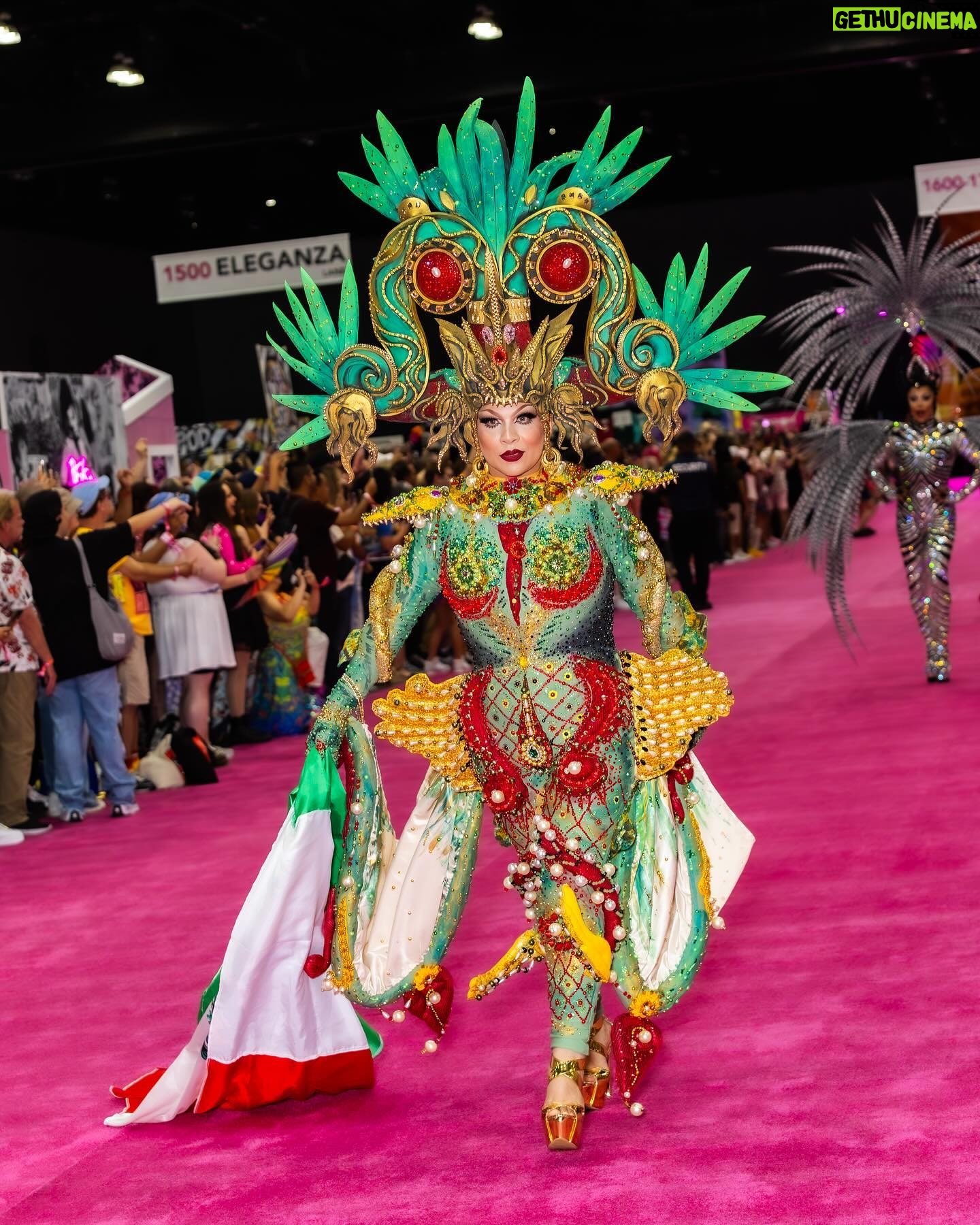 Cristian Peralta - 9.9K Likes - México is in da House 🇲🇽.
La ganadora de ‘Drag Race México’ primera temporada
@cristianperaltatranformista haciendo historia y presentando grandes looks en la @rupaulsdragcon 2024.
.
.
.
.
.
.
.
.
.
.
.
.
.
.
.
.
.
.
.
#dragcon #drag #dragqueen #rupaul #rupauldragrace #rupauldragcon #mexico #vivamexico #moda #fashion #redcarpet #dragracemexico #dragraceméxico #dragracemexico1 #wowplus #lgbtpride #lgbt #cristianperalta #proudmexican #mexicolindo #mexicolindoyquerido #modafashion #dragqueens #dragmakeup #dragshow #coloresdemexico #mexicomagico #rupaulsdragcon #dragmexicano #tricolor