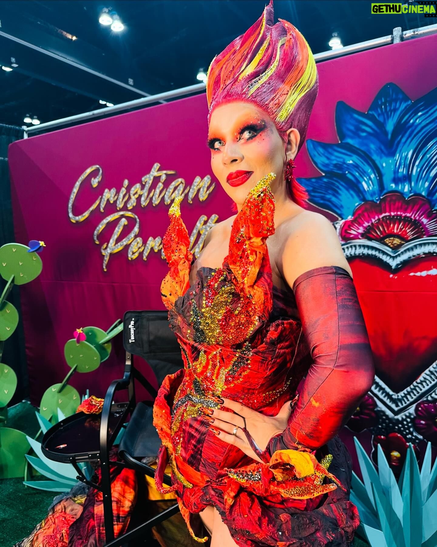 Cristian Peralta - 9.9K Likes - México is in da House 🇲🇽.
La ganadora de ‘Drag Race México’ primera temporada
@cristianperaltatranformista haciendo historia y presentando grandes looks en la @rupaulsdragcon 2024.
.
.
.
.
.
.
.
.
.
.
.
.
.
.
.
.
.
.
.
#dragcon #drag #dragqueen #rupaul #rupauldragrace #rupauldragcon #mexico #vivamexico #moda #fashion #redcarpet #dragracemexico #dragraceméxico #dragracemexico1 #wowplus #lgbtpride #lgbt #cristianperalta #proudmexican #mexicolindo #mexicolindoyquerido #modafashion #dragqueens #dragmakeup #dragshow #coloresdemexico #mexicomagico #rupaulsdragcon #dragmexicano #tricolor