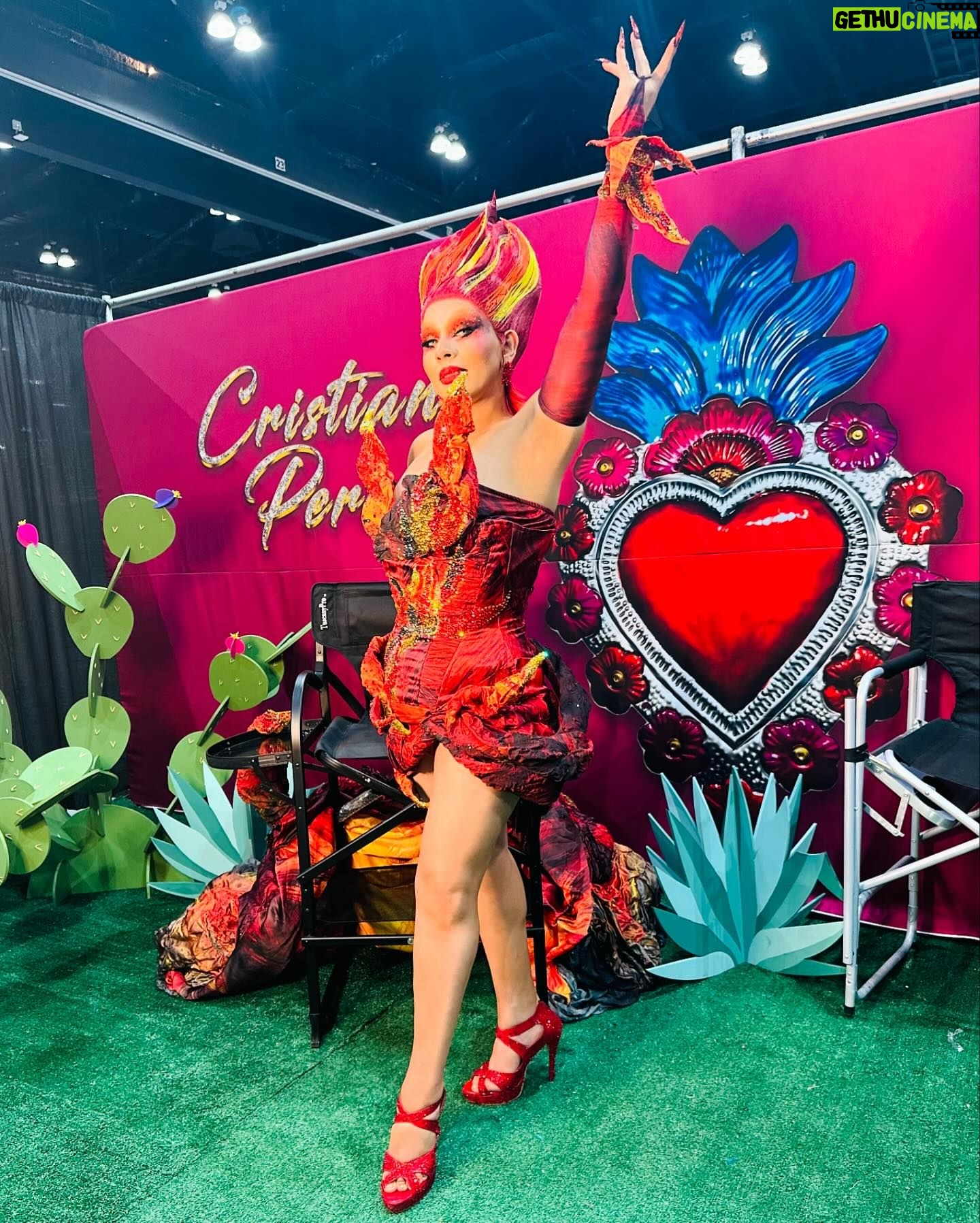 Cristian Peralta - 9.9K Likes - México is in da House 🇲🇽.
La ganadora de ‘Drag Race México’ primera temporada
@cristianperaltatranformista haciendo historia y presentando grandes looks en la @rupaulsdragcon 2024.
.
.
.
.
.
.
.
.
.
.
.
.
.
.
.
.
.
.
.
#dragcon #drag #dragqueen #rupaul #rupauldragrace #rupauldragcon #mexico #vivamexico #moda #fashion #redcarpet #dragracemexico #dragraceméxico #dragracemexico1 #wowplus #lgbtpride #lgbt #cristianperalta #proudmexican #mexicolindo #mexicolindoyquerido #modafashion #dragqueens #dragmakeup #dragshow #coloresdemexico #mexicomagico #rupaulsdragcon #dragmexicano #tricolor