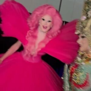 Cristian Peralta Instagram - Bellas mis queridas @jimbothedragclown @missenvyperu @tsmadison hermosas que gusto y fantasía conocerles, Realeza @rupaulsdragcon @rupaulofficial @wowpresentsplus @worldofwonder @cristianperaltatranformista @dragracemexico @cristianperaltatranformista #dragrace #rupauldragrace #dragcon2024