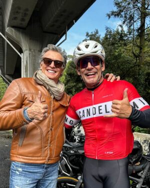 Cristián de la Fuente Instagram - Voy en la bici subiendo apenas y me pasa una tremenda moto con un galán al volante y una mujer de pelo moreno largo …
Los quedé mirando y dije, “tienen que ser @juansolervalls y @paulinamercado007 “… lo llamé por teléfono por si eran ellos para que me esperaran y saludarlos..
El problema es que eran muchos caballos de fuerza versus mis dos pobres piernas… así que después de varios minutos llegué a saludarlos…
Qué lindo verlos … la vida siempre te re-encuentra con tus amigos aunque tengas que perseguirlos en la autopista!!!

Te quiero Neneeeee me encanta verlos feliz!!!
A ver cuando nos vemos. Muchas cosas que contar 😜

Los quiero!!!!
(No puedo caminar del dolor de piernas 🤣🤣)