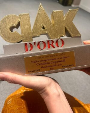 Cristiana Capotondi Instagram - Serata magica 
Grazie @ciakmag per questo premio per la Margherita delle stelle ⭐️⭐️⭐️
Grazie @giulio_base @minervapictures @rai1official 

Styling @gloriaripamonti 
Trucco Eleonora per @simonebellireal @aksimonebelli 
Capelli Stefania @stefania_giannico_ per @rdarobertodantonio 

GRAZIE @niu_fashion my gold edition
#incollaborationwith @niu_fashion