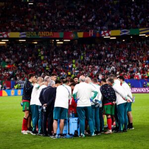 Cristiano Ronaldo Instagram - Queríamos mais. Merecíamos mais. Por nós. Por cada um de vocês. Por Portugal.

Somos gratos por tudo o que vocês nos deram e por tudo que conquistámos até aqui.

Dentro e fora de campo, tenho certeza de que este legado será honrado e continuará a ser construído. Juntos.