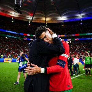 Cristiano Ronaldo Instagram - Momentos inexplicáveis. Vamos dar tudo! Obrigado, 🇵🇹