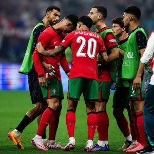 Cristiano Ronaldo Instagram - Momentos inexplicáveis. Vamos dar tudo! Obrigado, 🇵🇹