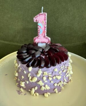 Cristina Pedroche Instagram - Día de mucho amor celebrando su primer añito❤️❤️.
Feliz cumpleaños Pitaya mía.
Te amamos❤️.

Tarta hecha por @dabizdiverxo sin azúcar y sin edulcorantes.  Es de chantilly de cerezas y arándanos y bizcocho de vainilla y lima. Y arriba lleva cerezas frescas semi compotadas🫠❤️❤️❤️.