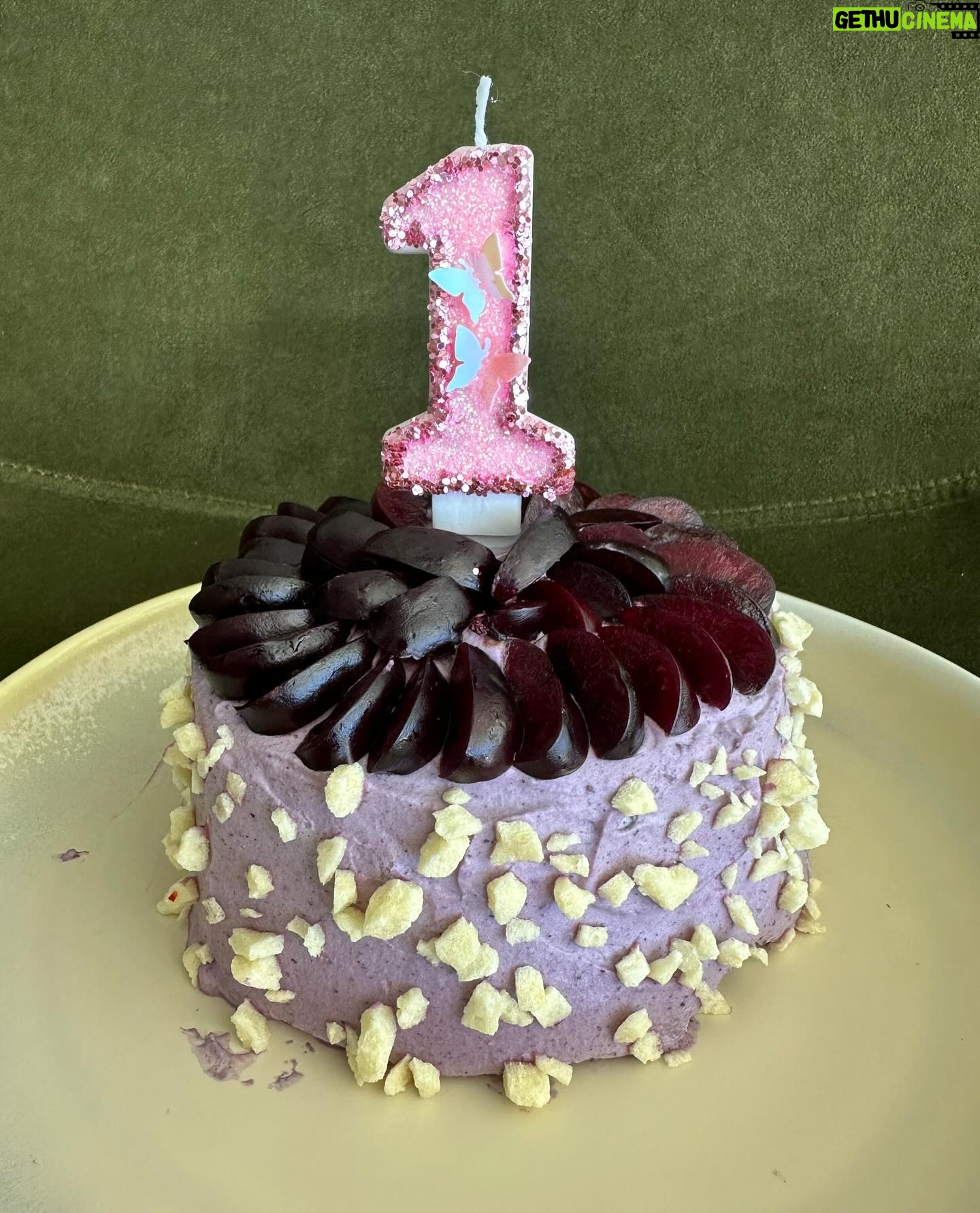 Cristina Pedroche - 80.9K Likes - Día de mucho amor celebrando su primer añito❤️❤️.
Feliz cumpleaños Pitaya mía.
Te amamos❤️.
Tarta hecha por @dabizdiverxo sin azúcar y sin edulcorantes. Es de chantilly de cerezas y arándanos y bizcocho de vainilla y lima. Y arriba lleva cerezas frescas semi compotadas🫠❤️❤️❤️.
