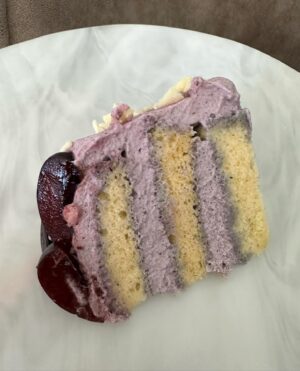 Cristina Pedroche Instagram - Día de mucho amor celebrando su primer añito❤️❤️.
Feliz cumpleaños Pitaya mía.
Te amamos❤️.

Tarta hecha por @dabizdiverxo sin azúcar y sin edulcorantes.  Es de chantilly de cerezas y arándanos y bizcocho de vainilla y lima. Y arriba lleva cerezas frescas semi compotadas🫠❤️❤️❤️.