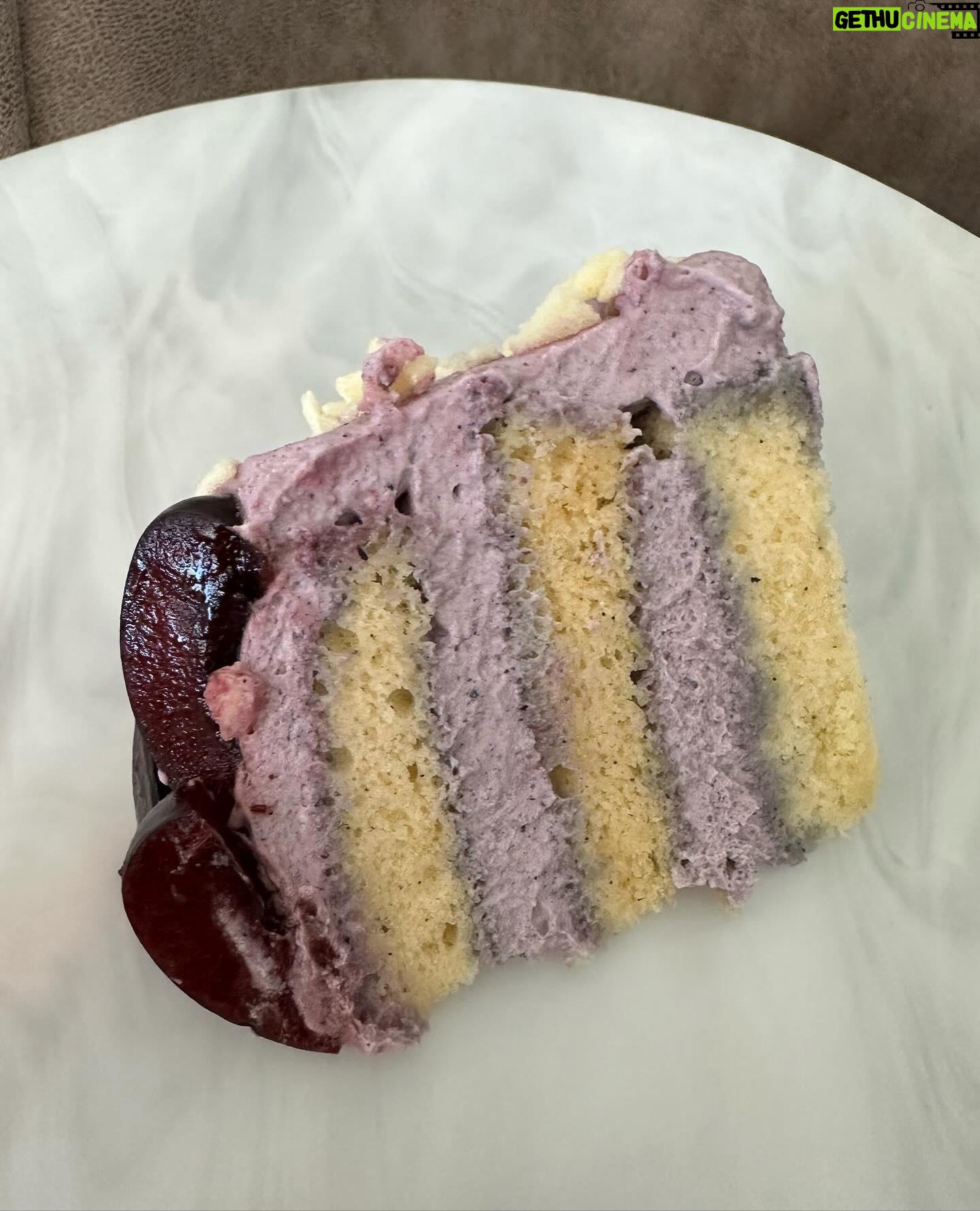 Cristina Pedroche - 80.9K Likes - Día de mucho amor celebrando su primer añito❤️❤️.
Feliz cumpleaños Pitaya mía.
Te amamos❤️.
Tarta hecha por @dabizdiverxo sin azúcar y sin edulcorantes. Es de chantilly de cerezas y arándanos y bizcocho de vainilla y lima. Y arriba lleva cerezas frescas semi compotadas🫠❤️❤️❤️.