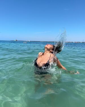 Cristina Rodríguez Torres Instagram - No tener vacaciones no está tan mal cuando tu Maridito trabaja en @okmobility en Mallorca👏👏👏 Esto es el Paraíso 🏖️ Pero poneros mucho protección solar @cosmeticamimate