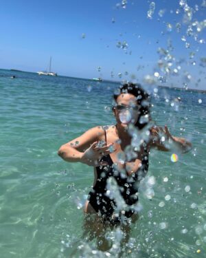 Cristina Rodríguez Torres Instagram - No tener vacaciones no está tan mal cuando tu Maridito trabaja en @okmobility en Mallorca👏👏👏 Esto es el Paraíso 🏖️ Pero poneros mucho protección solar @cosmeticamimate