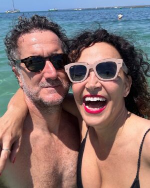Cristina Rodríguez Torres Instagram - No tener vacaciones no está tan mal cuando tu Maridito trabaja en @okmobility en Mallorca👏👏👏 Esto es el Paraíso 🏖️ Pero poneros mucho protección solar @cosmeticamimate