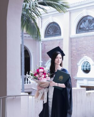 Crystal Fung Instagram - 20240718
轉瞬間已經相隔八年，我再次穿上畢業袍，戴上四方帽，踏上母校香港大學Grand Hall禮堂。能夠以優異成績（Distinction）理科碩士畢業，我內心的喜悅真是難以形容。

非常感謝學校一眾教授和老師們的悉心教導，讓我在讀書的道路上不斷成長。也很高興能夠結識一班優秀的同學，大家一起努力、互相支持。最重要的是，感謝我的父母和家人，他們一直以來都在背後支持我，鼓勵我勤於學問、追求知識。

在港大的這些年裡，我留下了很多美好的回憶。而每個同學在領取畢業證書後，都會有自己的夢想和方向。我選擇了「學海無涯，學無止境」的心態，希望未來能夠豐富自己的人生，踏上新的學習旅程，繼續向前。

希望大家都能勇敢追夢，為著目標努力奮鬥。並且透過終身學習、持續進修，讓自己保持進步。
🎓💐

Makeup & Hair : @kayowang 
📸: @ed.win_0418