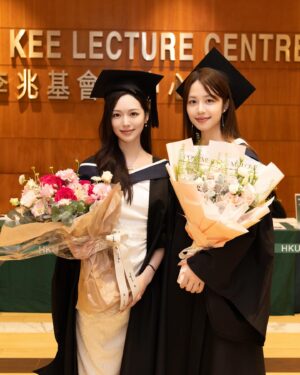 Crystal Fung Instagram - 20240718
轉瞬間已經相隔八年，我再次穿上畢業袍，戴上四方帽，踏上母校香港大學Grand Hall禮堂。能夠以優異成績（Distinction）理科碩士畢業，我內心的喜悅真是難以形容。

非常感謝學校一眾教授和老師們的悉心教導，讓我在讀書的道路上不斷成長。也很高興能夠結識一班優秀的同學，大家一起努力、互相支持。最重要的是，感謝我的父母和家人，他們一直以來都在背後支持我，鼓勵我勤於學問、追求知識。

在港大的這些年裡，我留下了很多美好的回憶。而每個同學在領取畢業證書後，都會有自己的夢想和方向。我選擇了「學海無涯，學無止境」的心態，希望未來能夠豐富自己的人生，踏上新的學習旅程，繼續向前。

希望大家都能勇敢追夢，為著目標努力奮鬥。並且透過終身學習、持續進修，讓自己保持進步。
🎓💐

Makeup & Hair : @kayowang 
📸: @ed.win_0418
