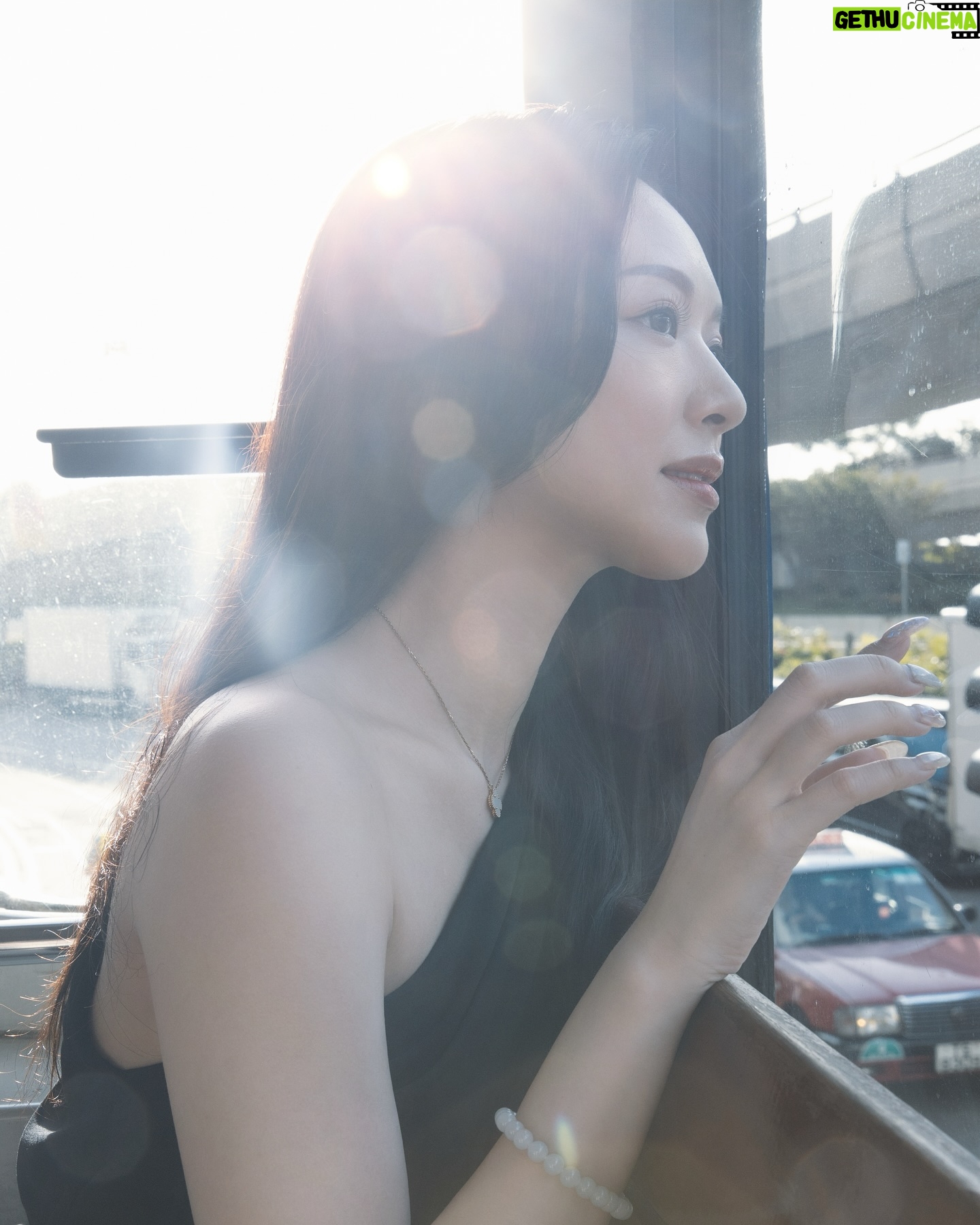 Crystal Fung - 13.7K Likes - 乘著電車,音樂縈繞耳際,
此情此景,上一次已是在大學時期。
坐在同一個位置上,
一剎那昔日回憶湧現,
往事已經無法再抑壓,
但過去不能永遠徘徊心裡,
人生總要從夢中回到現實,
繼續迎接未來。
《Past Lives》
大家不妨聽聽這首歌。
Makeup & Hair : @kayowang
📸 : @ed.win_0418