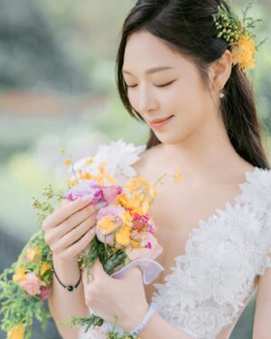 Crystal Fung Instagram - 這身造型我非常喜歡💖但不知在什麼地方拍攝效果最好。
攝影師就提議只有一個地方才是這條裙子的perfect match。
當我到達時，才發現這裡是婚照拍攝的熱門場地👰🏻‍♀️

這讓我突然想起自己即將為一位認識多年的好朋友擔任婚禮伴娘。
這將是我人生中第一次做伴娘💐
我心想：如果能穿上這條漂亮的裙子出席婚禮，那就太完美了。

攝影師聽到後，笑著說：「你今天這身白裙配上鮮花的造型，更像是一位花女呢！」🌸
我也忍不住笑了出來🤭
雖然我對他的攝影技術很有信心，
但我不禁懷疑他知道什麼年齡的小朋友才可以擔任花女嗎？

不過我還是忍住，沒有問出口。
因為看到他在大熱天下為我拍攝🥵
我怕他會生氣而拋下相機，
那我就束手無策了。
所以最終答案到底是什麼？
😅

Makeup & Hair : @kayowang 
Dress : @elysianbridal 
Flower : @privatefloralhk 
📸 ： @dreamer317hk