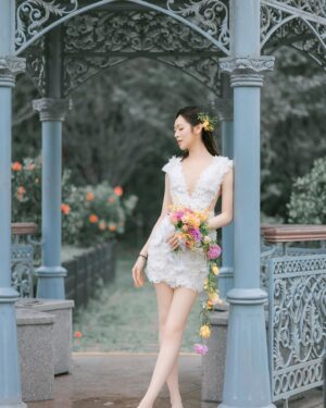 Crystal Fung Instagram - 這身造型我非常喜歡💖但不知在什麼地方拍攝效果最好。
攝影師就提議只有一個地方才是這條裙子的perfect match。
當我到達時，才發現這裡是婚照拍攝的熱門場地👰🏻‍♀️

這讓我突然想起自己即將為一位認識多年的好朋友擔任婚禮伴娘。
這將是我人生中第一次做伴娘💐
我心想：如果能穿上這條漂亮的裙子出席婚禮，那就太完美了。

攝影師聽到後，笑著說：「你今天這身白裙配上鮮花的造型，更像是一位花女呢！」🌸
我也忍不住笑了出來🤭
雖然我對他的攝影技術很有信心，
但我不禁懷疑他知道什麼年齡的小朋友才可以擔任花女嗎？

不過我還是忍住，沒有問出口。
因為看到他在大熱天下為我拍攝🥵
我怕他會生氣而拋下相機，
那我就束手無策了。
所以最終答案到底是什麼？
😅

Makeup & Hair : @kayowang 
Dress : @elysianbridal 
Flower : @privatefloralhk 
📸 ： @dreamer317hk