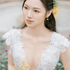 Crystal Fung Instagram - 這身造型我非常喜歡💖但不知在什麼地方拍攝效果最好。
攝影師就提議只有一個地方才是這條裙子的perfect match。
當我到達時，才發現這裡是婚照拍攝的熱門場地👰🏻‍♀️

這讓我突然想起自己即將為一位認識多年的好朋友擔任婚禮伴娘。
這將是我人生中第一次做伴娘💐
我心想：如果能穿上這條漂亮的裙子出席婚禮，那就太完美了。

攝影師聽到後，笑著說：「你今天這身白裙配上鮮花的造型，更像是一位花女呢！」🌸
我也忍不住笑了出來🤭
雖然我對他的攝影技術很有信心，
但我不禁懷疑他知道什麼年齡的小朋友才可以擔任花女嗎？

不過我還是忍住，沒有問出口。
因為看到他在大熱天下為我拍攝🥵
我怕他會生氣而拋下相機，
那我就束手無策了。
所以最終答案到底是什麼？
😅

Makeup & Hair : @kayowang 
Dress : @elysianbridal 
Flower : @privatefloralhk 
📸 ： @dreamer317hk